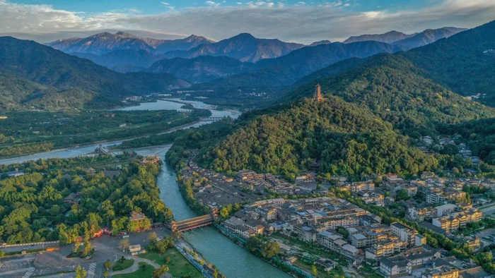 ▲胡蓉《雪山映照都江堰》