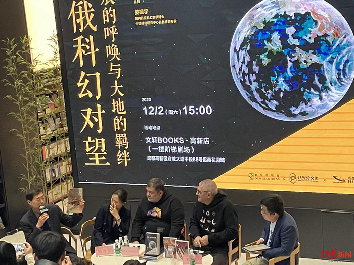 姚海军向大家展示1957年创办的《知识就是力量》期刊