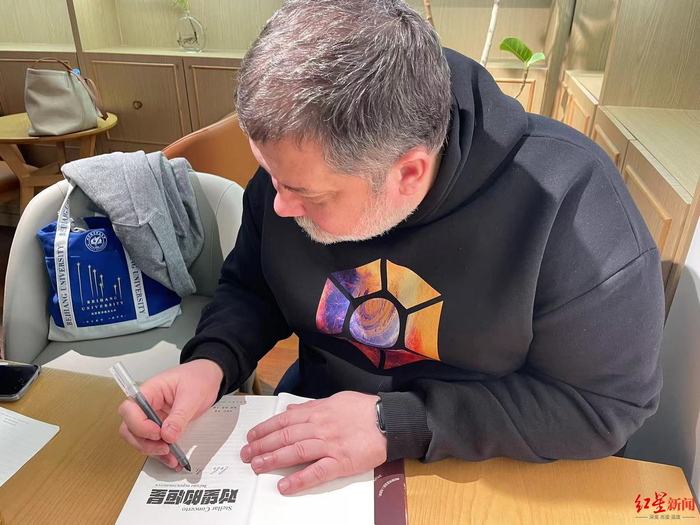 卢基扬年科给读者签售