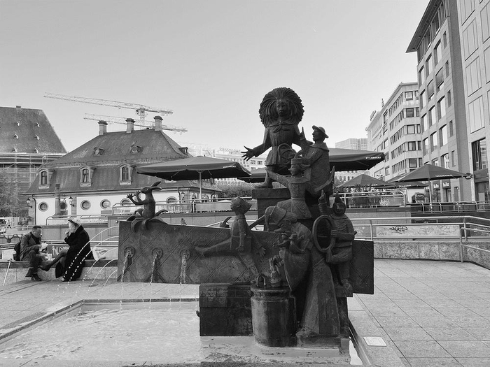     ▲由蓬头彼得、调皮的弗里德里希、玩火柴的宝琳、打猎人的兔子等童话人物组成的喷泉雕像汤素兰 摄