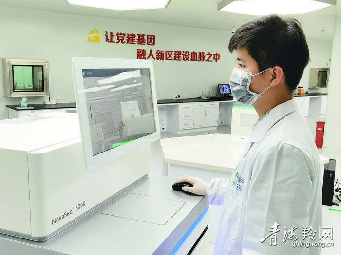 技术服务人员工作中。 江北新区生物医药公共服务平台供图