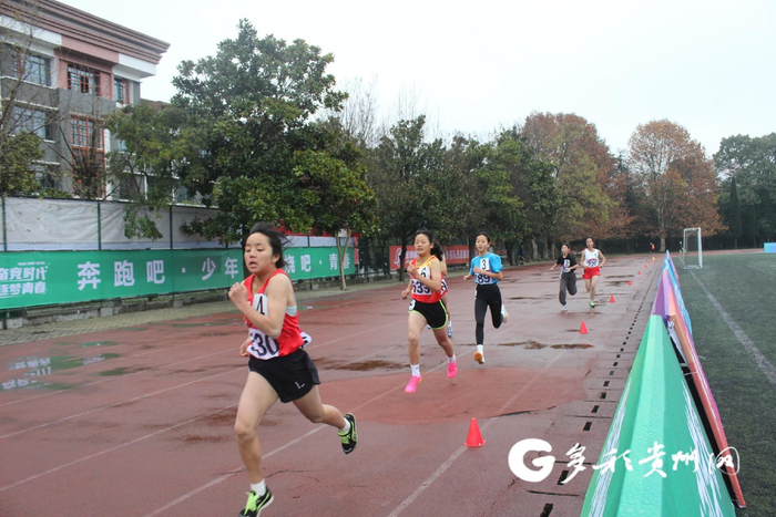女子中长跑项目角逐中