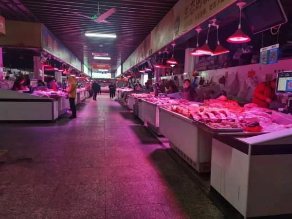 使用了“生鲜灯”的肉摊（资料图）
