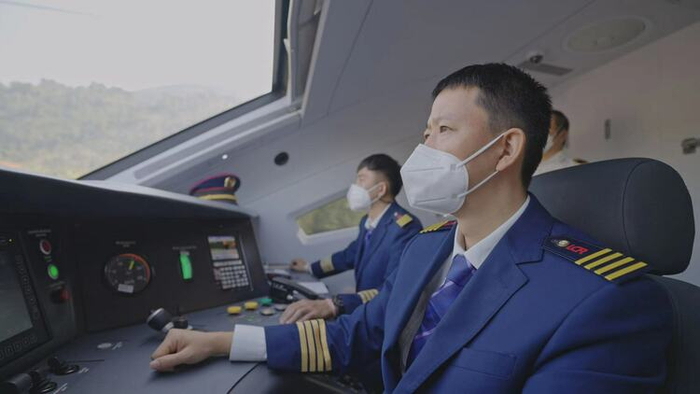 周昆维在中老铁路列车上开展工作