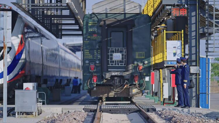 中老铁路工作人员在动车库做发车前的准备工作