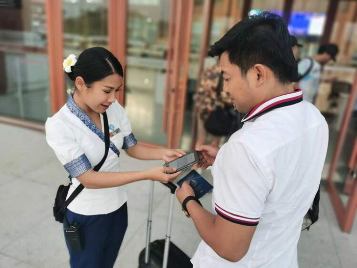 老挝籍客运值班员芭塔娜在琅勃拉邦站为旅客提供咨询服务