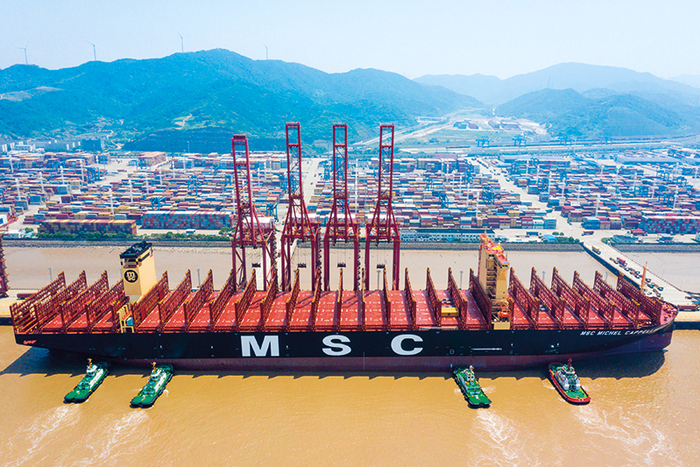 6月2日，在宁波舟山港穿山港区集装箱码头，超大型集装箱船“地中海米歇尔卡佩里尼”轮在拖轮的助力下缓缓靠泊。蒋晓东 摄