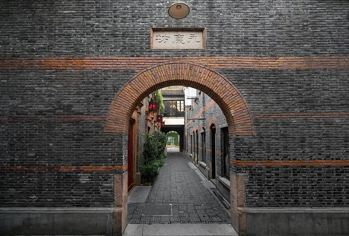  上海建筑石库门融合了江南建筑的风格