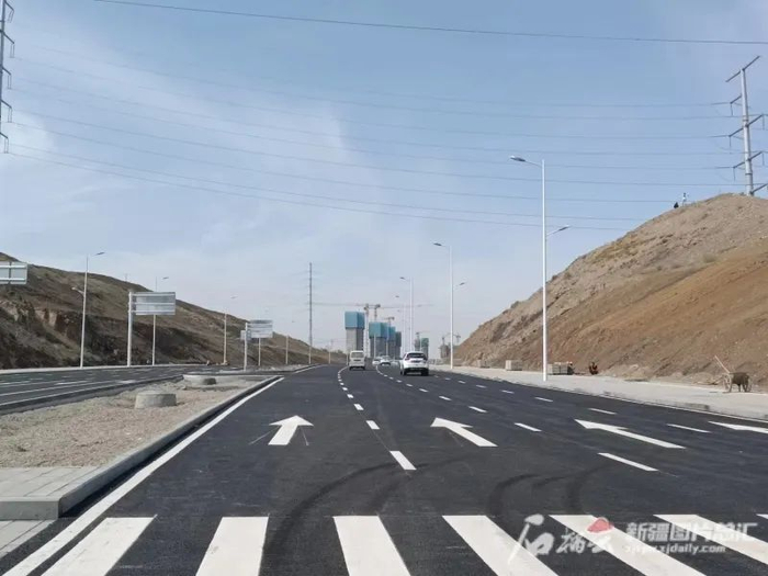 9月20日，随着跃进街连接线节点改造工程完工通车，跃进街与东二环路实现连通。石榴云/新疆日报记者张冬梅摄