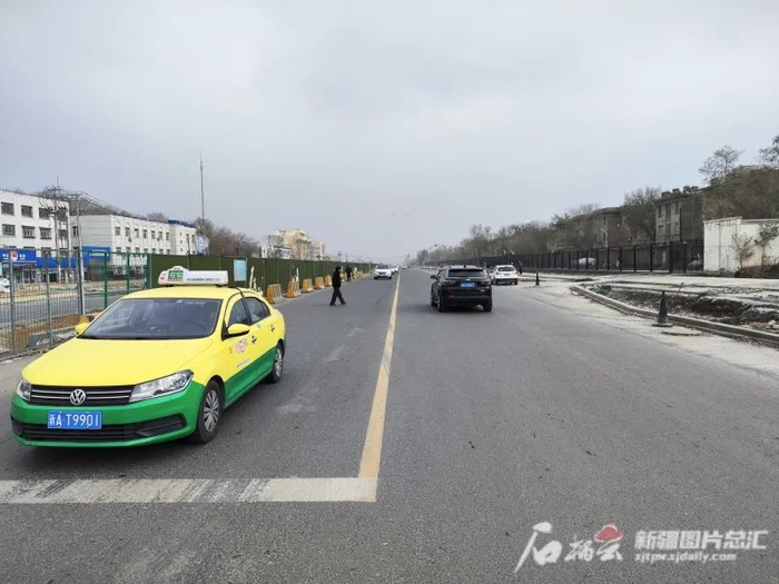 北站路（八钢公路—乌奎高速）实现通车。宴翔摄