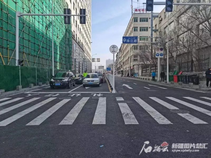 11月30日，乌鲁木齐市珠江路东延（胜利路—多斯鲁克路）通车。马勇摄