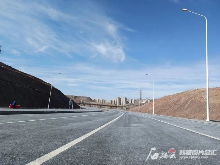 10月31日，乌鲁木齐市东二环路燕北段主线及辅道完善工程完工。石榴云/新疆日报记者张冬梅摄