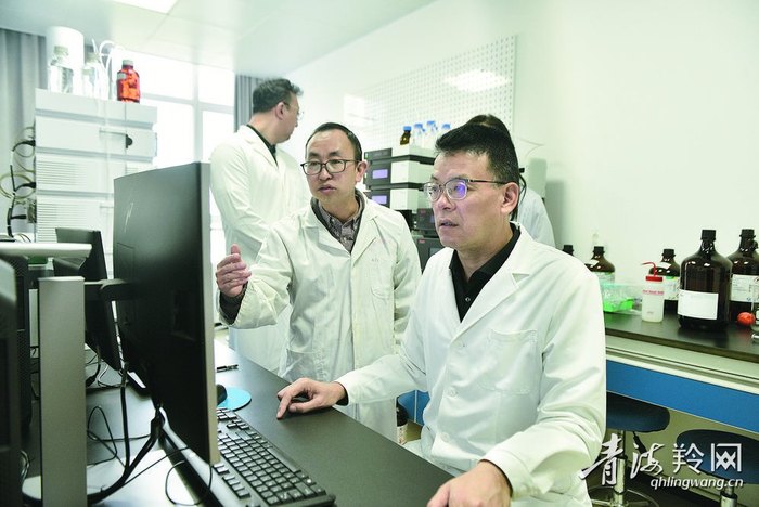 魏立新（右一）在实验室跟学生交流。本报记者 张鹏 摄