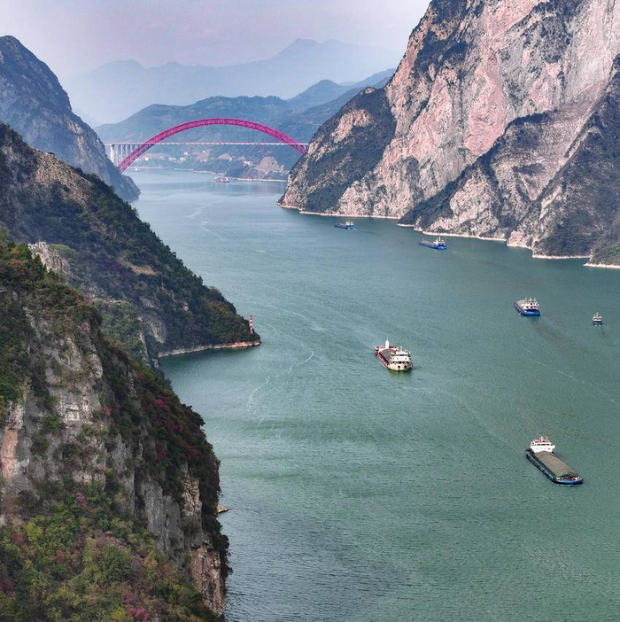 图为2023年12月2日,船舶行驶在长江三峡西陵峡秭归县兵书宝剑峡江段.