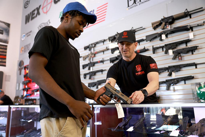 △当地时间2023年1月31日，一顾客在美国佛罗里达州一枪支店铺购买手枪。（资料图）