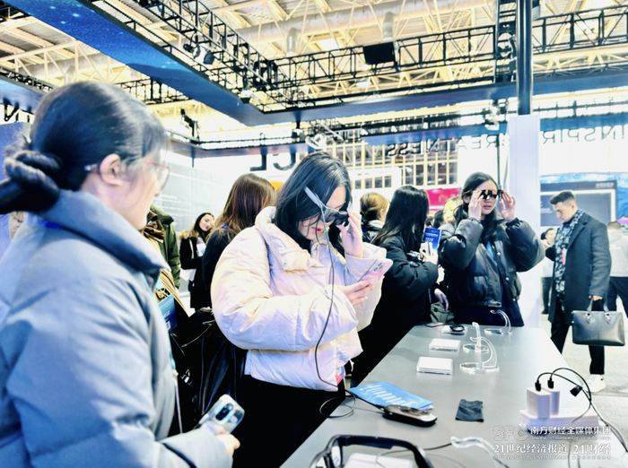 （图为TCL科技集团展位。郑康喜 摄）