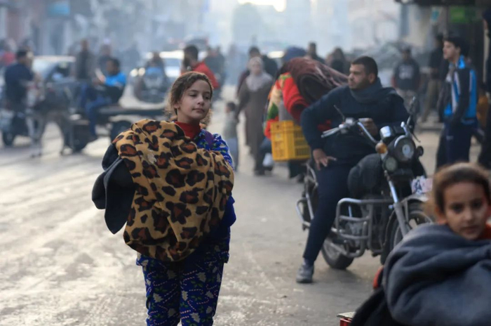 12月1日，在加沙地带南部城市汗尤尼斯，人们在以军恢复军事行动后逃离家园。新华社发（亚西尔·库迪摄）