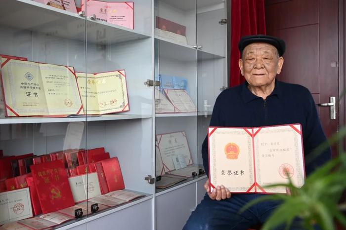 在天津市换新水产良种场,金万昆手捧全国劳动模范证书(2022年4月19日摄)。 新华社记者 李然 摄