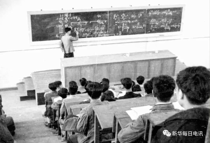 哈工大教师为学生授课。（哈工大供图）