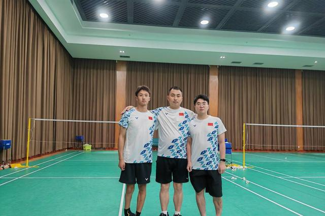 △黄永根（中）带队比赛时与熊礼川（左）、颜港（右）合影