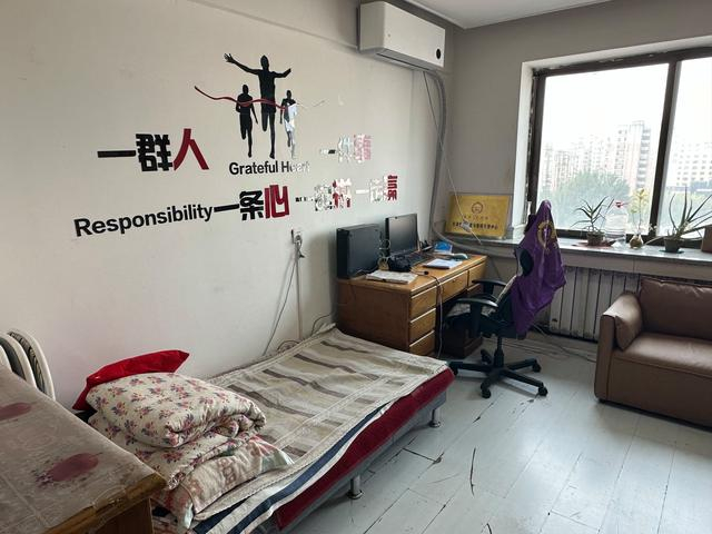 “希望24热线”接线室，屋子里的每个设施都是志愿者们捐赠的。新京报记者 慕宏举 摄