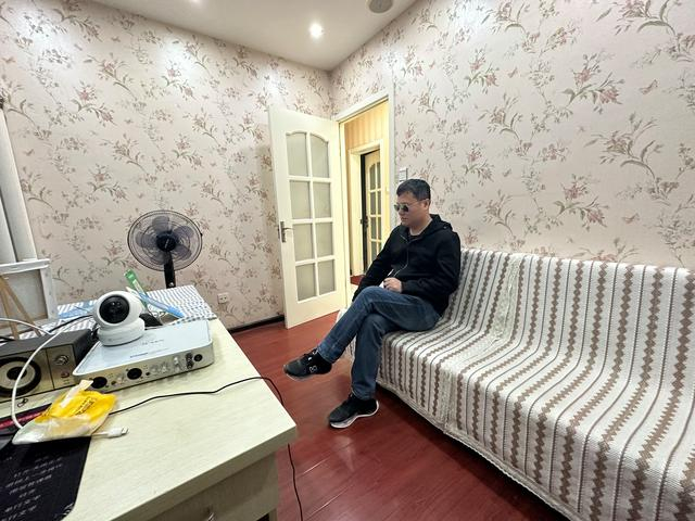 李勇生做心理咨询时喜欢与来访者一起坐在沙发上。受访者供图
