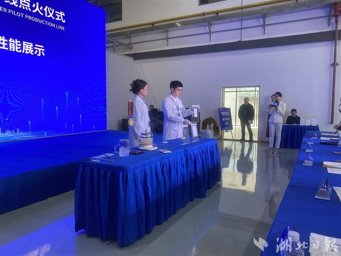 团队人员正在对电池性能进行现场测试