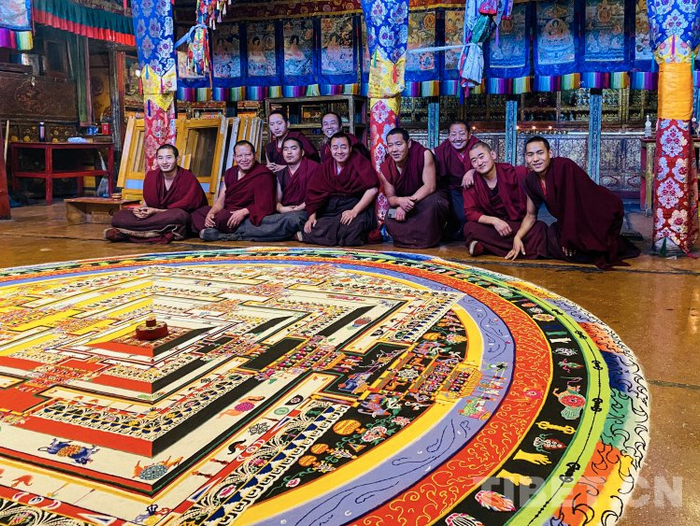 图为扎实伦布寺时轮经刚彩砂坛城及其绘制僧人 图片由慈诚提供