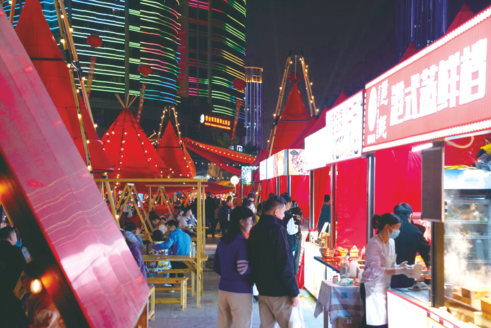     ▲夜幕降临，市民来到民生广场·水漾市集品味夜生活