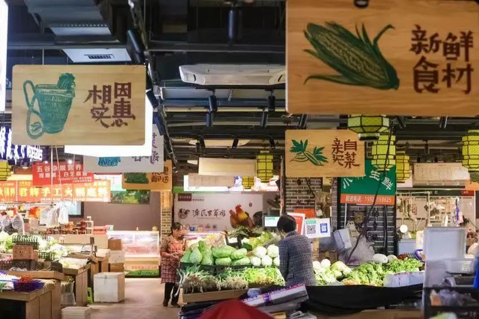 菜场里悬挂的木牌出自艺术家之手