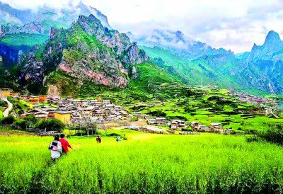     甘肃省迭部县益哇镇扎尕那村。杨浩周摄/光明图片