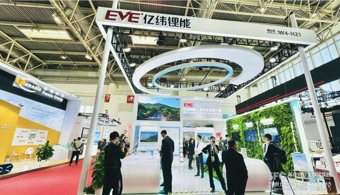 （图为亿纬锂能展位。郑康喜 摄）