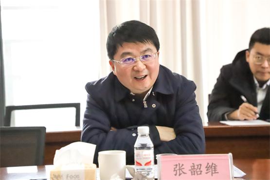 ▲张韶维董事长在座谈会上与参会人员交流