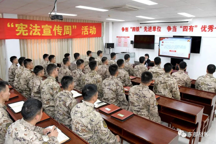 ▲上海市徐汇区人民法院立案庭法官为官兵进行法治授课。