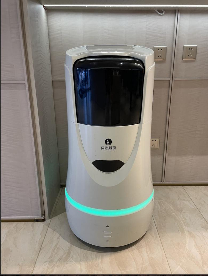 酒店里的云迹科技机器人，图/财经E法摄