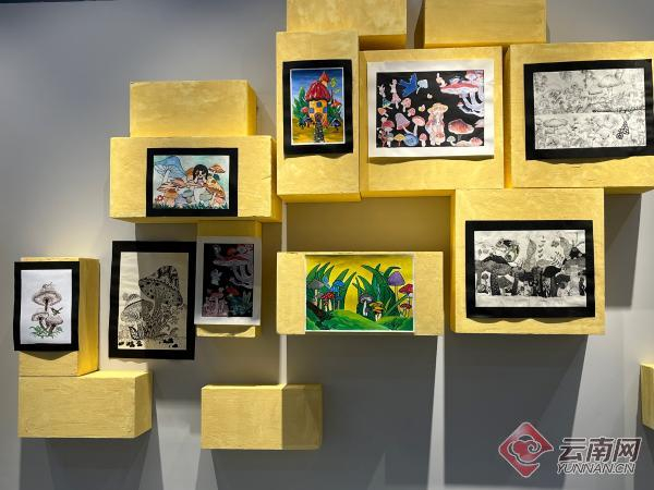 学生作品展示在学校博物馆内 杨苑 摄