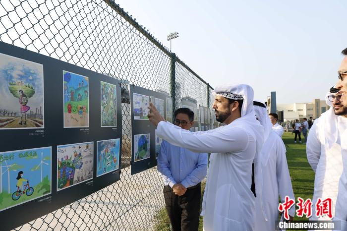 阿联酋沙迦酋长国谢赫·默罕默德亲王参观气候行动漫画展。记者韩海丹摄