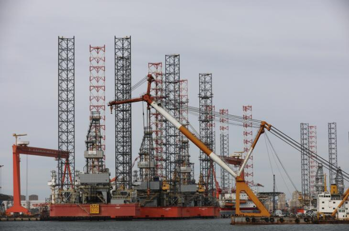 图为由中国信保辽宁分公司支持的大船集团海工工程公司石油钻井平台生产建设现场一派忙碌生产景象。李敬伟/摄