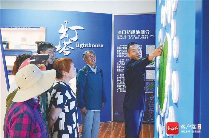  12月1日，海口航标处工作人员在临高角灯塔为市民游客讲解灯塔知识。通讯员 王德丰 摄