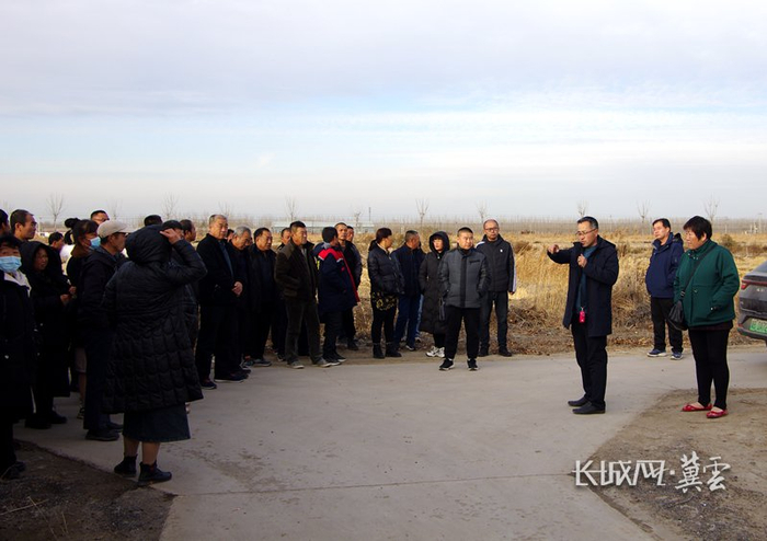 张国新（右三）介绍盐碱地设施生产改土降盐技术。河北省农林科学院供图