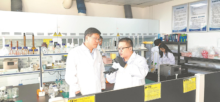 研究人员对钙钛矿太阳能电池质量进行分析。 本报通讯员 姚 洁 摄