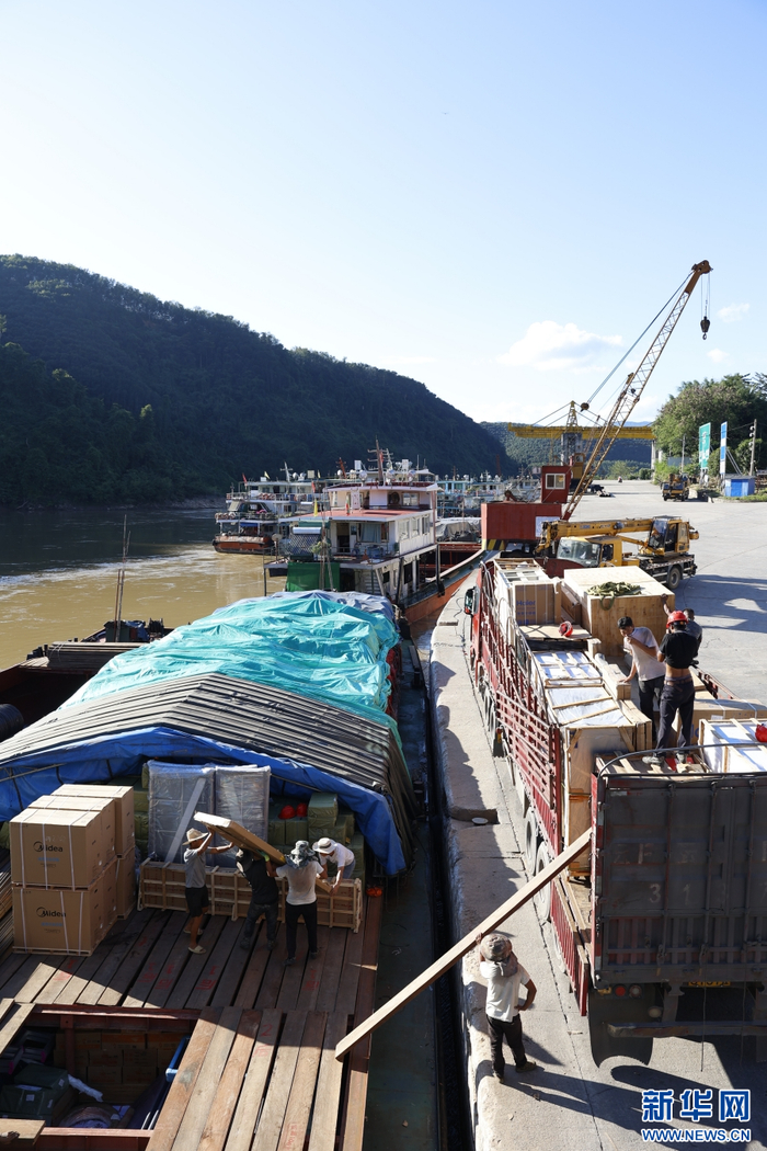 忙碌的关累港口岸，装卸工人们正在将货物装船（11月3日摄）。新华网 刘云 摄