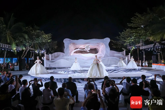 　　12月3日晚，2023第二十七届中国·三亚天涯海角国际婚庆节闭幕式在大东海旅游区举行。记者 沙晓峰 摄