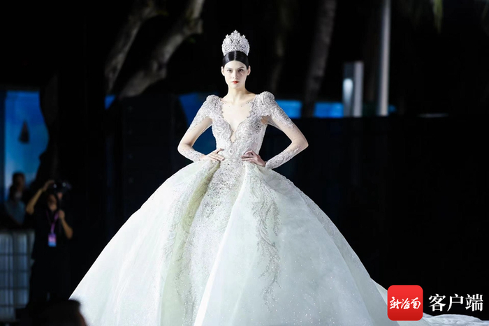 　　12月3日晚，2023第二十七届中国·三亚天涯海角国际婚庆节闭幕式在大东海旅游区举行。记者 沙晓峰 摄