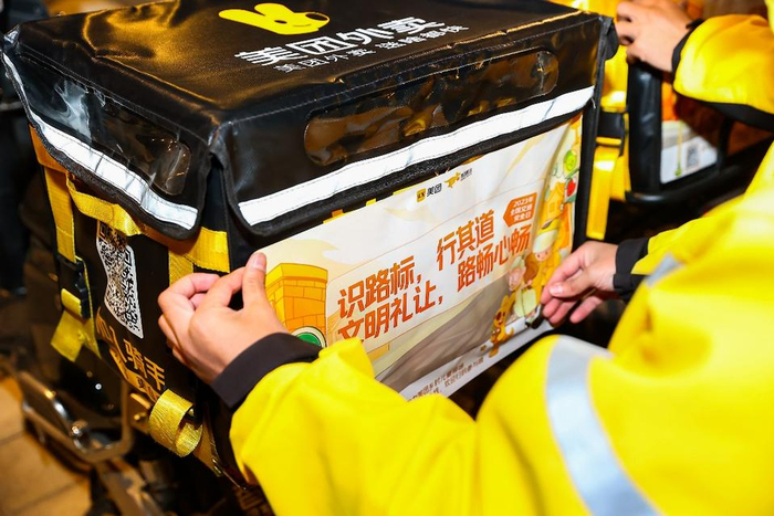 （图：餐箱张贴交通安全知识）