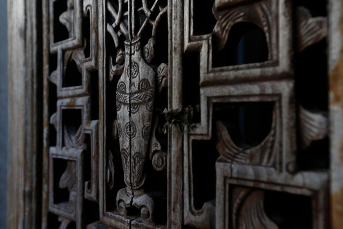   “关麓八大家”古民居中的木雕。新华社发 施亚磊 摄