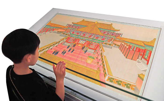 一名小观众在香港故宫文化博物馆观看《光绪帝大婚典礼全图》（2023 年 7 月 3 日摄）陈铎摄/本刊