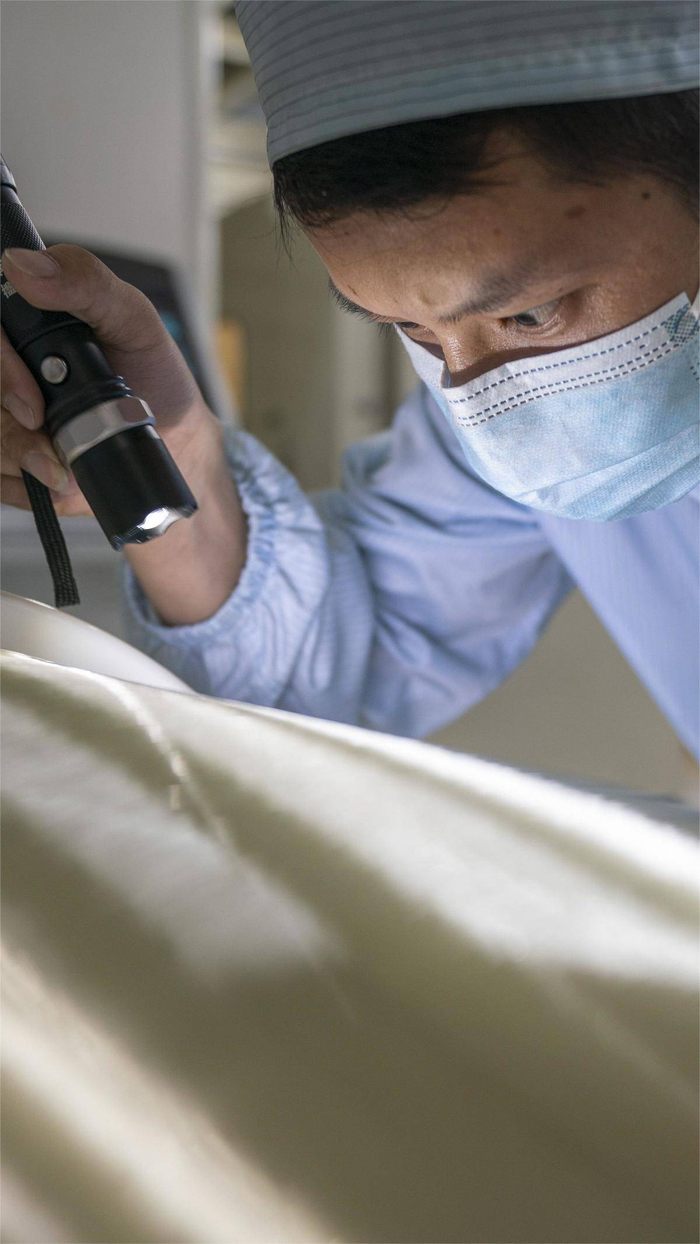 2022年8月30日，长飞光纤光缆股份有限公司车间，员工在仔细检查、测试即将出厂的多模光纤。（湖北日报全媒记者 魏铼 摄）