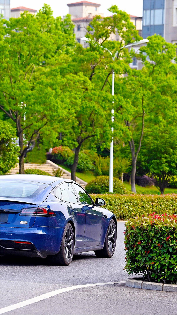 5月9日，武汉东湖高新区花山新城，测试车辆在智能网联汽车测试示范路段行驶测试。（湖北日报全媒记者 魏铼 摄）