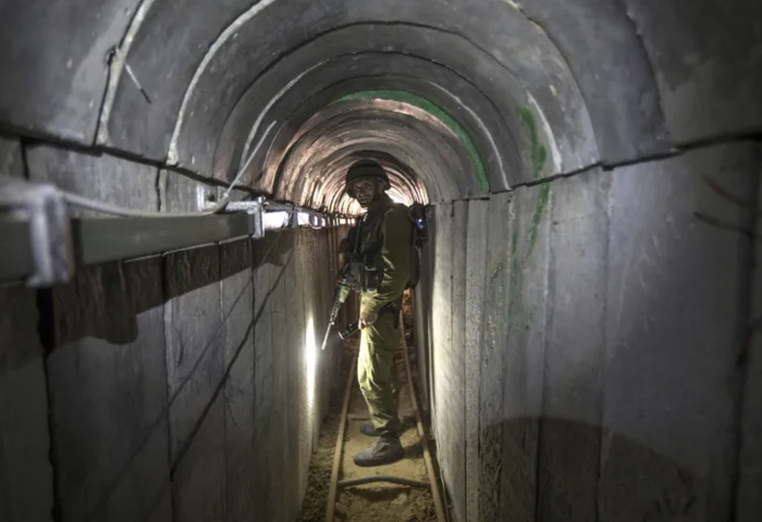▲资料图：一名以色列士兵在加沙地下隧道中
